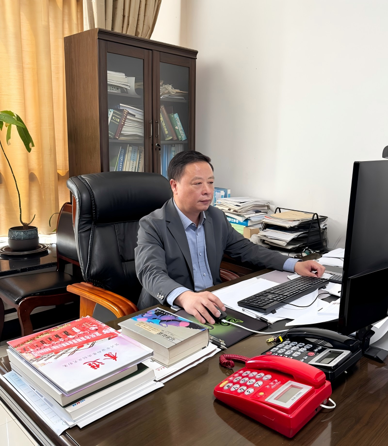 谭希平办公照2026-5-6网页用800-800.jpg