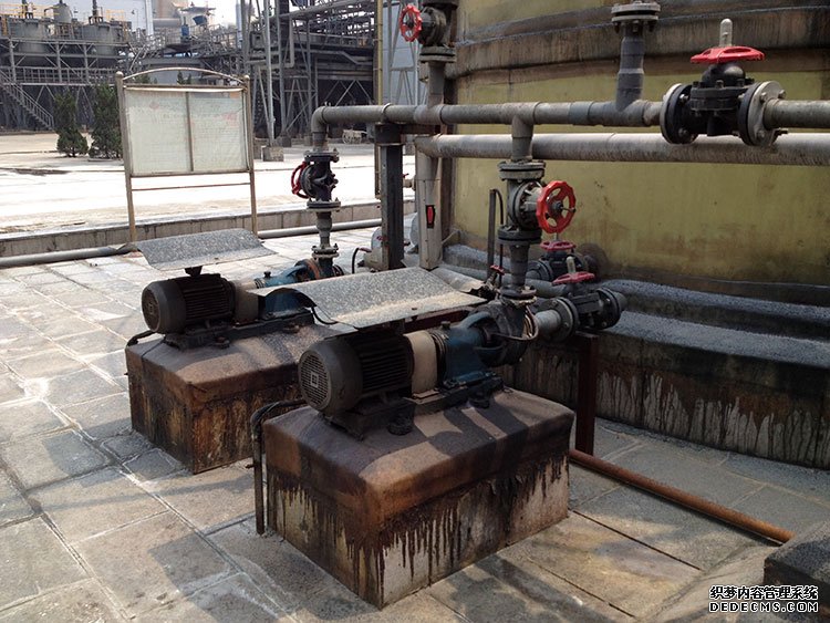 图示二：UHB-ZK系列耐腐耐磨泵，进口管弯头偏多